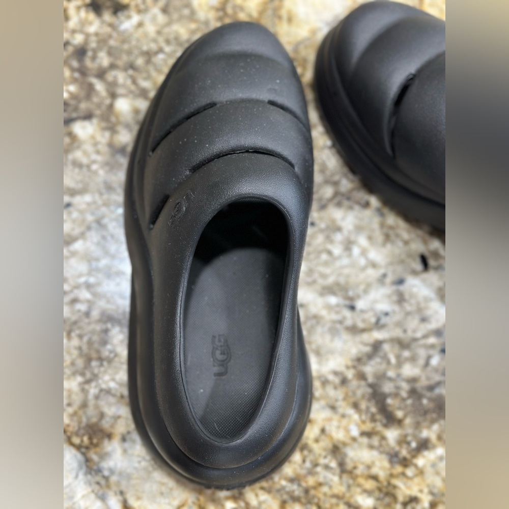 UGG Women's Sport Yeah Clog, black color and 8 in size.